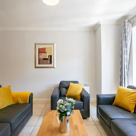 83 - Superb Townhouse By Shortstays Holiday home *
