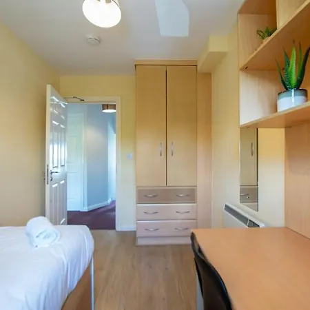 Hébergement de vacances 83 - Superb Townhouse By Shortstays *