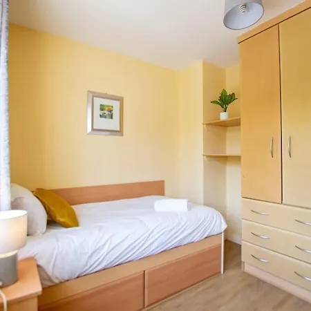 Holiday home 83 - Superb Townhouse By Shortstays