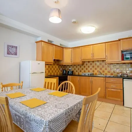83 - Superb Townhouse By Shortstays Galway