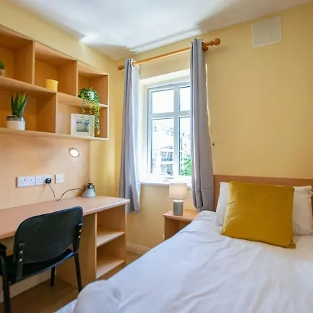 83 - Superb Townhouse By Shortstays *