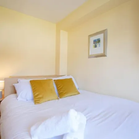 83 - Superb Townhouse By Shortstays *