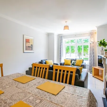 Hébergement de vacances 83 - Superb Townhouse By Shortstays *